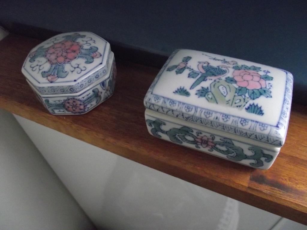 2 porselein dekseldoosje roze lotus 9-11 cm China 1970 p st, Ophalen of Verzenden