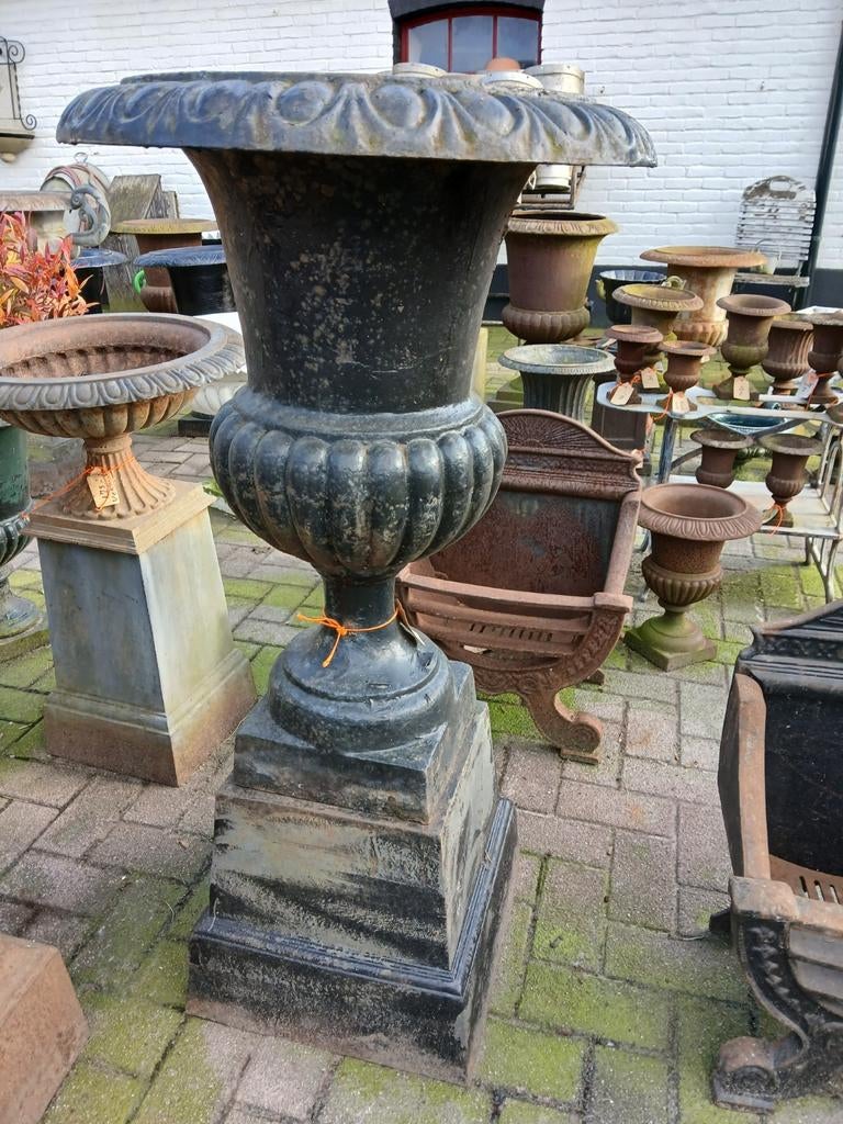 Gietijzeren tuinvaas op sokkel, Ophalen, Gebruikt