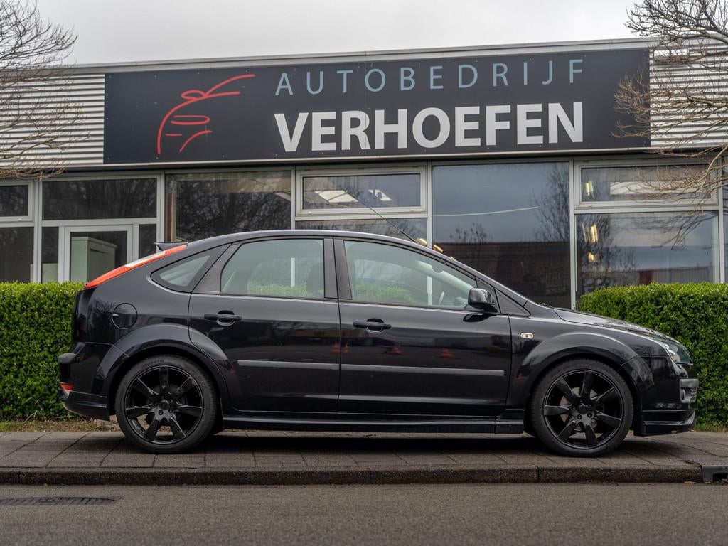 Ford Focus 1.6-16V Futura - AUTOMAAT - AIRCO - CRUISE CONTRO, 1596 cc, Gebruikt, Zwart, 4 cilinders