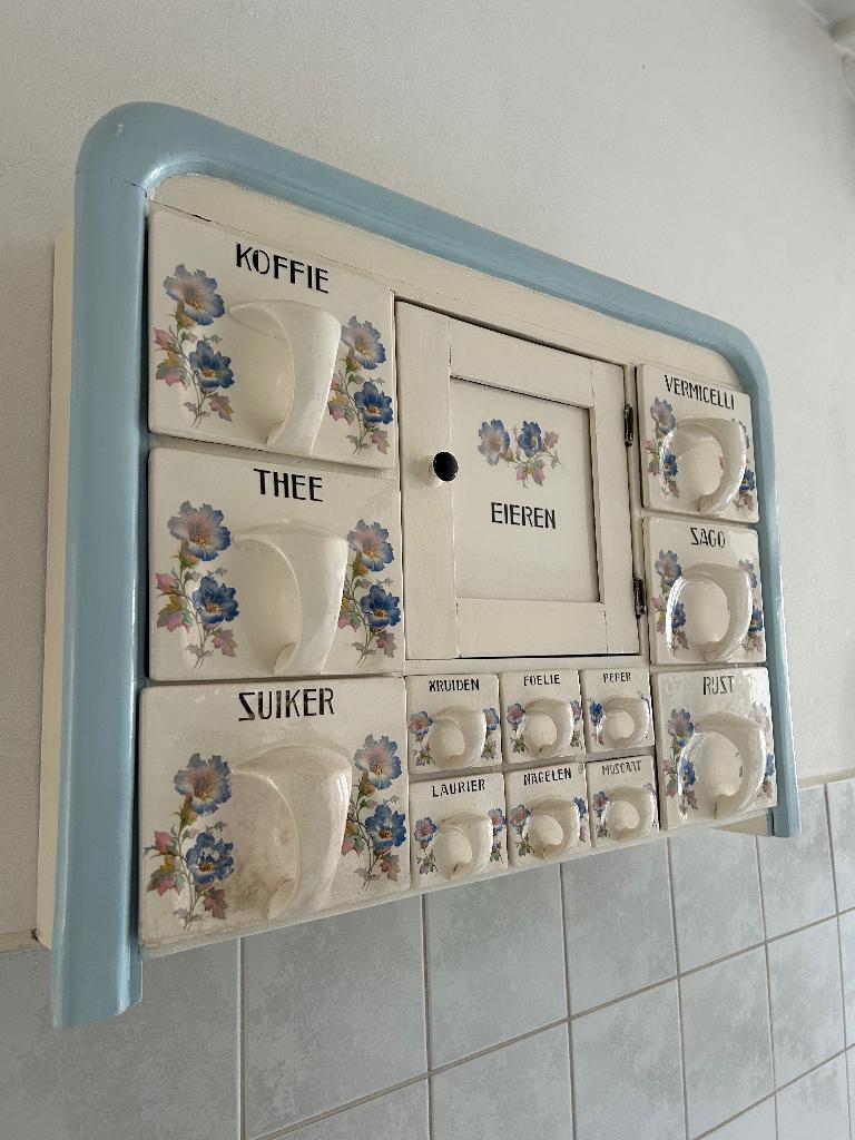 Antieke kruidenkast, Ophalen