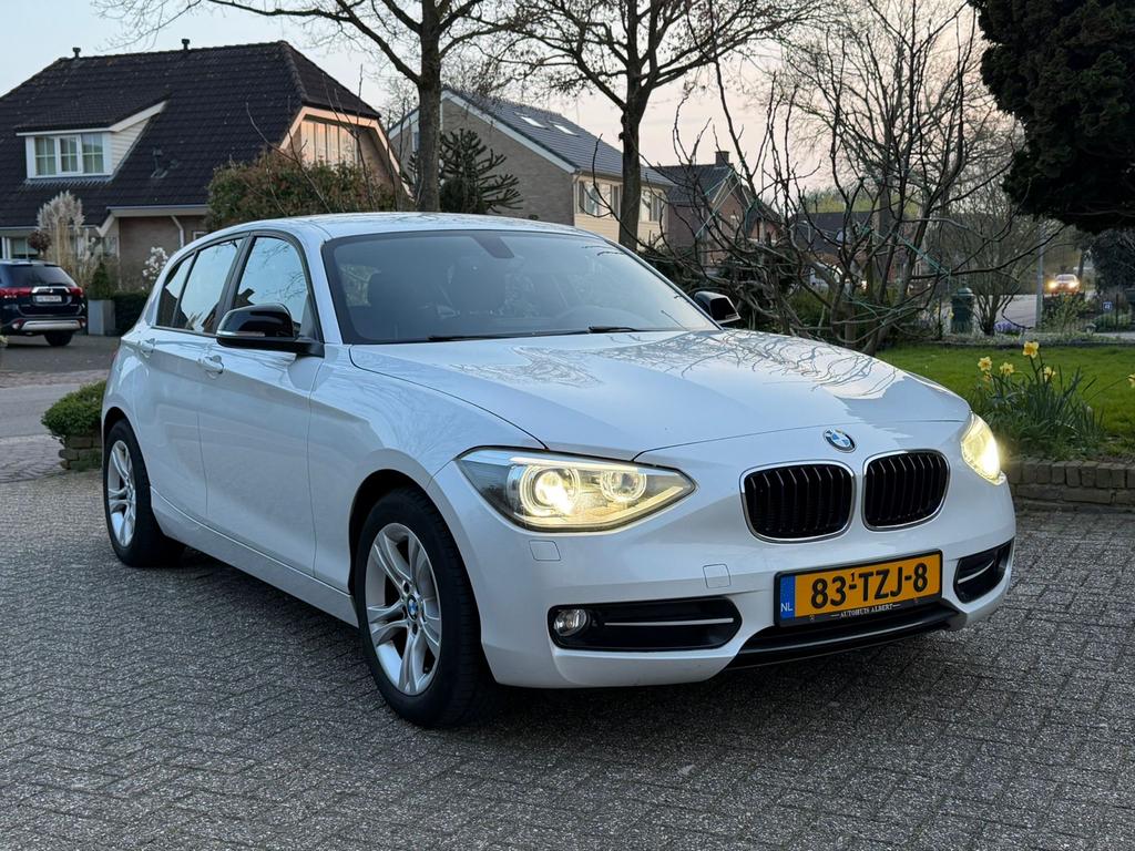 BMW 1-Serie 116I 100KW 5DR Aut8 2012 Mineral Weiß, Auto's, BMW, Particulier, 1-Serie, Benzine, B, Hatchback, Automaat, Origineel Nederlands