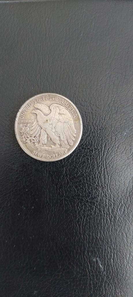 2 munten, waaronder een Walking Liberty Half Dollar, Postzegels en Munten, Munten | Amerika, Ophalen of Verzenden, Noord-Amerika
