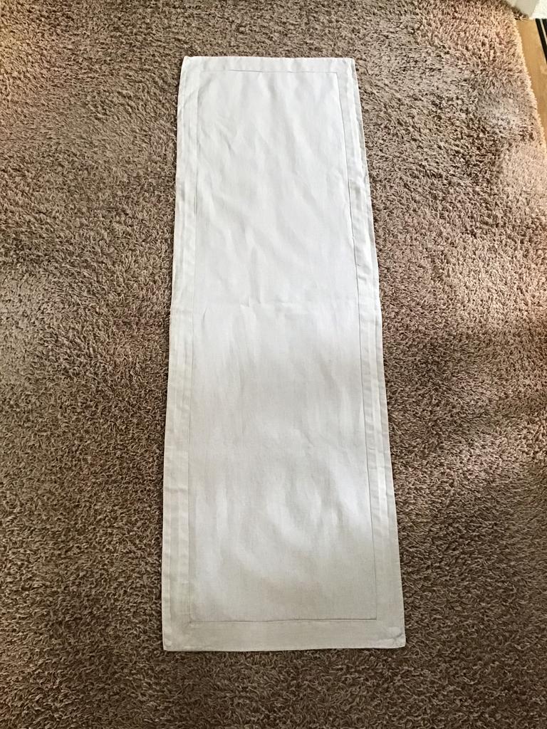 Crème tafelloper. Lengte 138 cm. Breedte 45 cm., Verzenden, Gebruikt, Rechthoek, Binnen