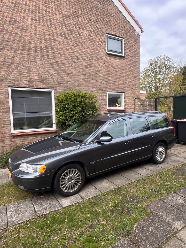 Volvo V70 2.4 170PK AUT 2005 Grijs, Auto's, Zwart, Stoelverwarming, Stationwagon, 2435 cc