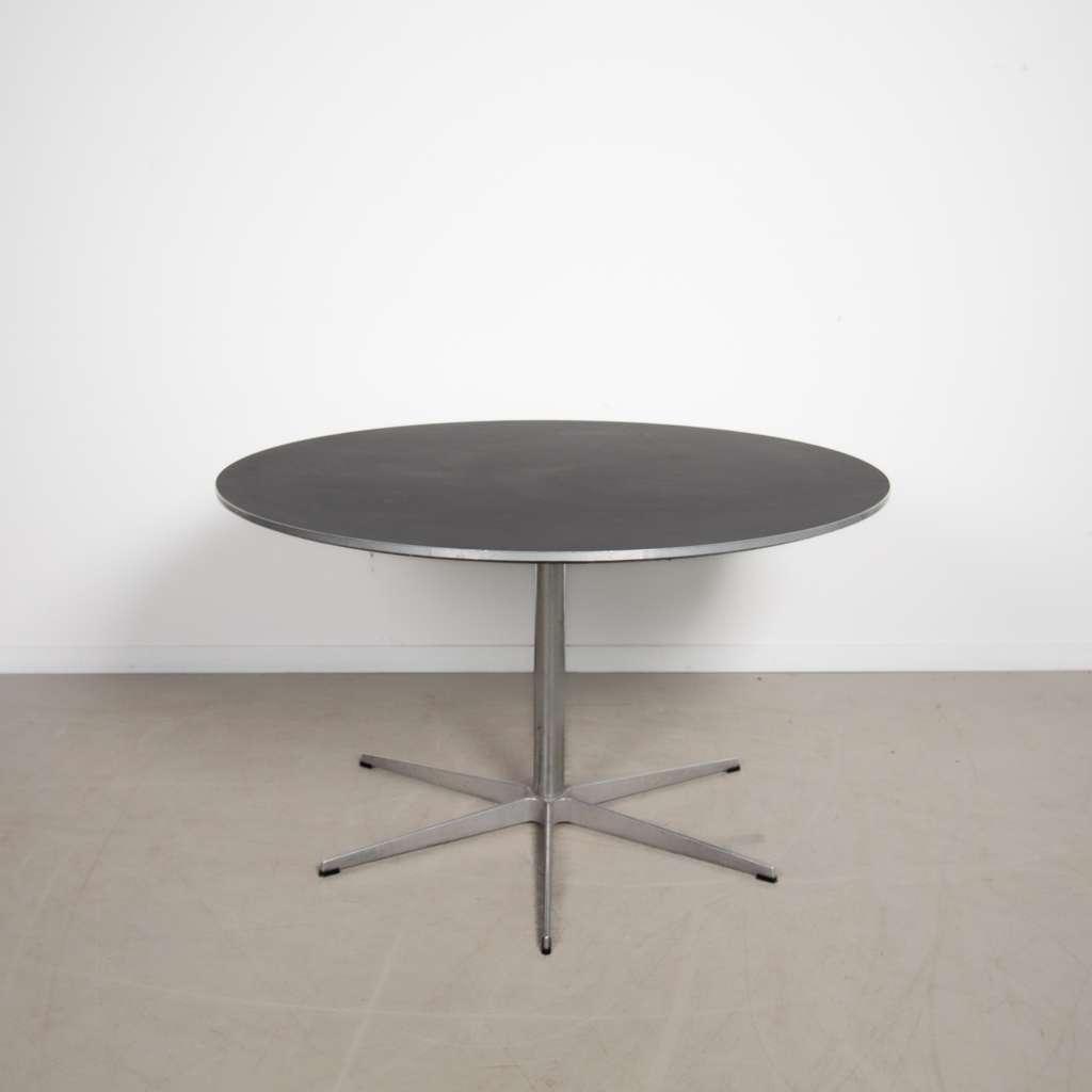 Fritz Hansen Circular A825 Eettafel Ø120 – Aluminium, Huis en Inrichting, Tafels | Eettafels, Zo goed als nieuw, 100 tot 150 cm