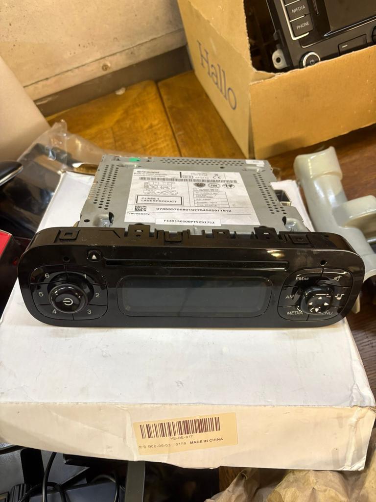 Fiat 500 Radio CD Speler Continental F139140500PTSP91752, Auto diversen, Autoradio's, Gebruikt, Ophalen of Verzenden