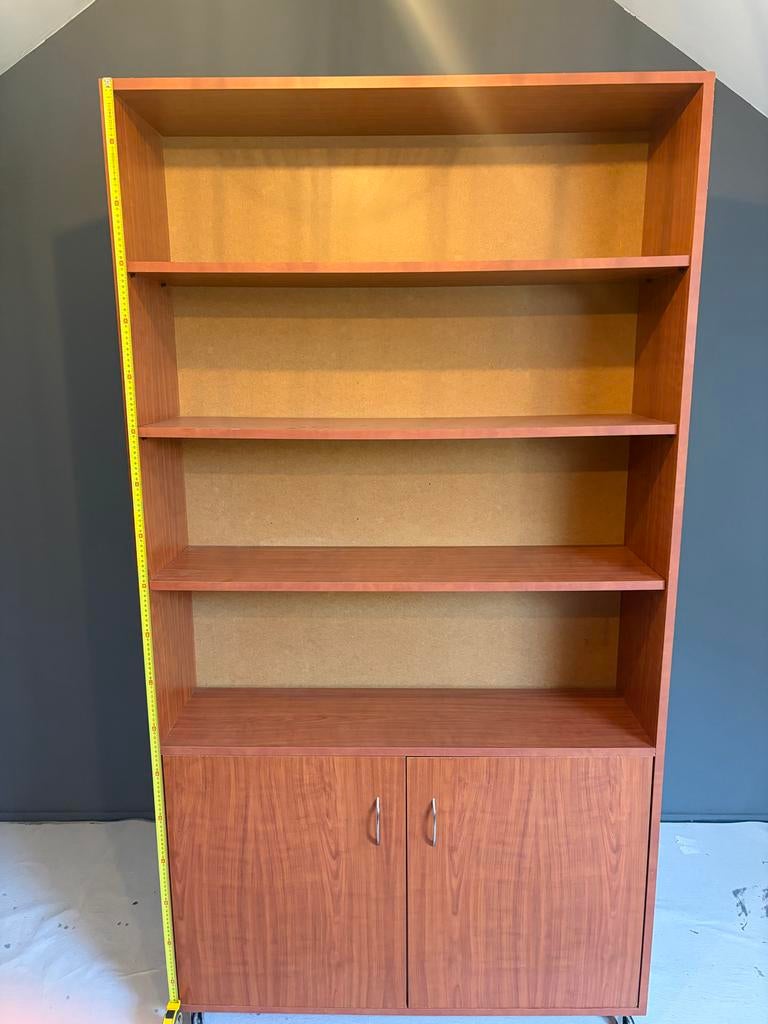 Boekenkast op wielen met deuren en planken, Huis en Inrichting, Kasten | Boekenkasten, Ophalen, Gebruikt, 100 tot 150 cm, 150 tot 200 cm