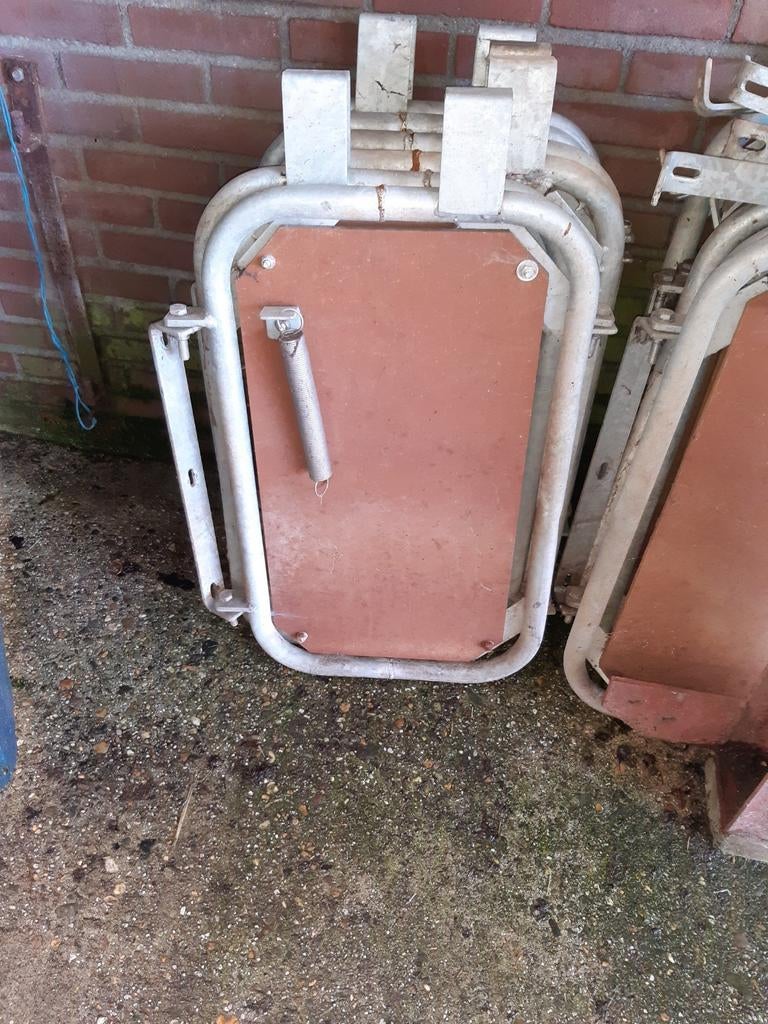 Dekpoorten varkens, Dieren en Toebehoren