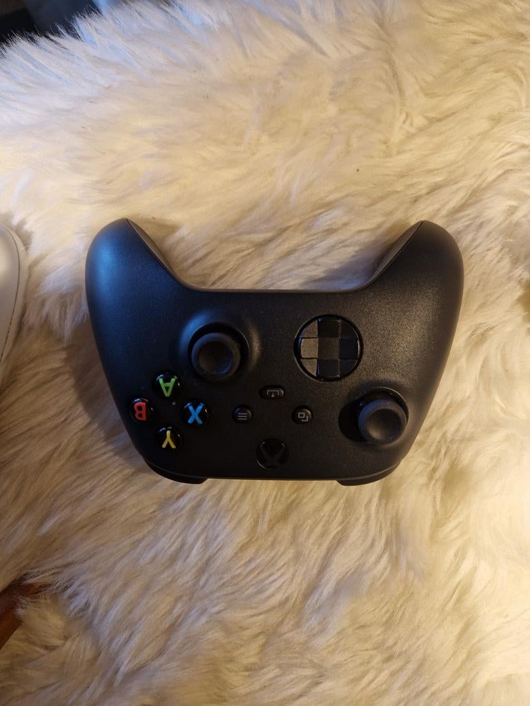 2 Xbox Controllers - Draadloos Zwart en Wit, Spelcomputers en Games, Spelcomputers | Xbox | Accessoires, Gebruikt, Xbox Series S