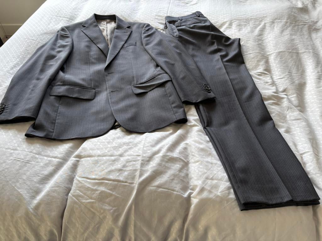 Pak Bijenkorf collectie maat 46 grijs, Kleding | Heren, Kostuums en Colberts, Ophalen of Verzenden, Zo goed als nieuw, Maat 46 (S) of kleiner