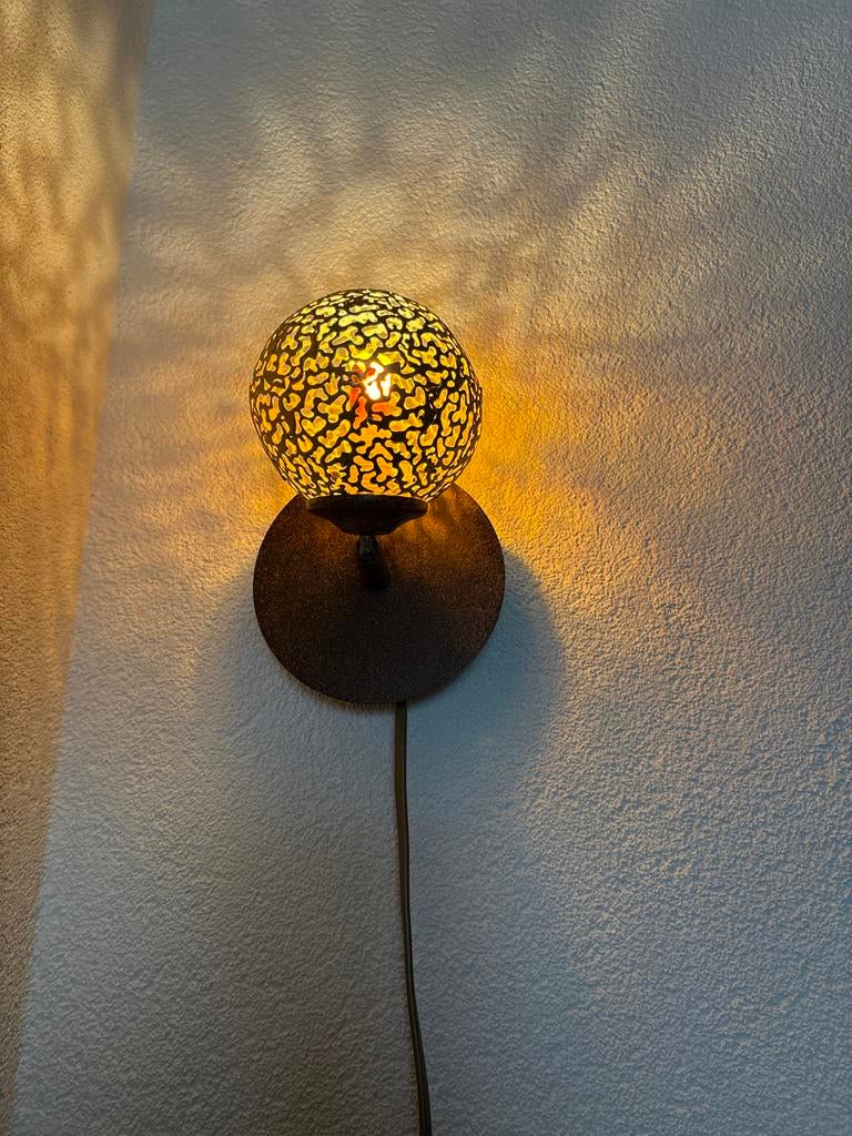 Wandlamp met gouden bol en schakelaar, Huis en Inrichting, Lampen | Wandlampen, Gebruikt, Metaal, Ophalen of Verzenden