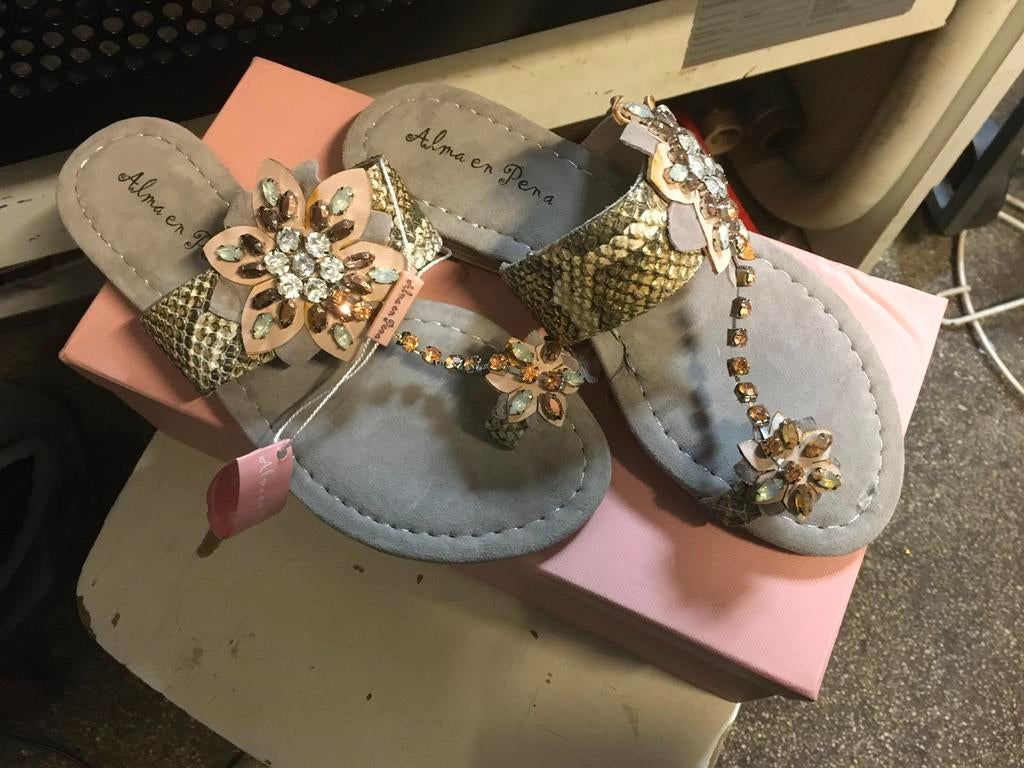 Te koop splinternieuwe teenslippers van Alma en Pena, Slippers, Overige kleuren, Nieuw, Ophalen of Verzenden