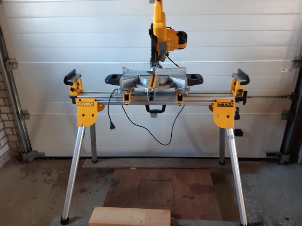 Dewalt afkortzaag met onderstel, Ophalen, 70 mm of meer, Zo goed als nieuw, Dewalt