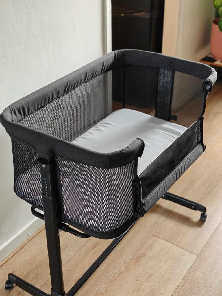Novi Co-Sleeper / Wieg Zwart - Zo goed als nieuw, Kinderen en Baby's, Babywiegjes en Ledikanten, Ophalen, Zo goed als nieuw, Wieg