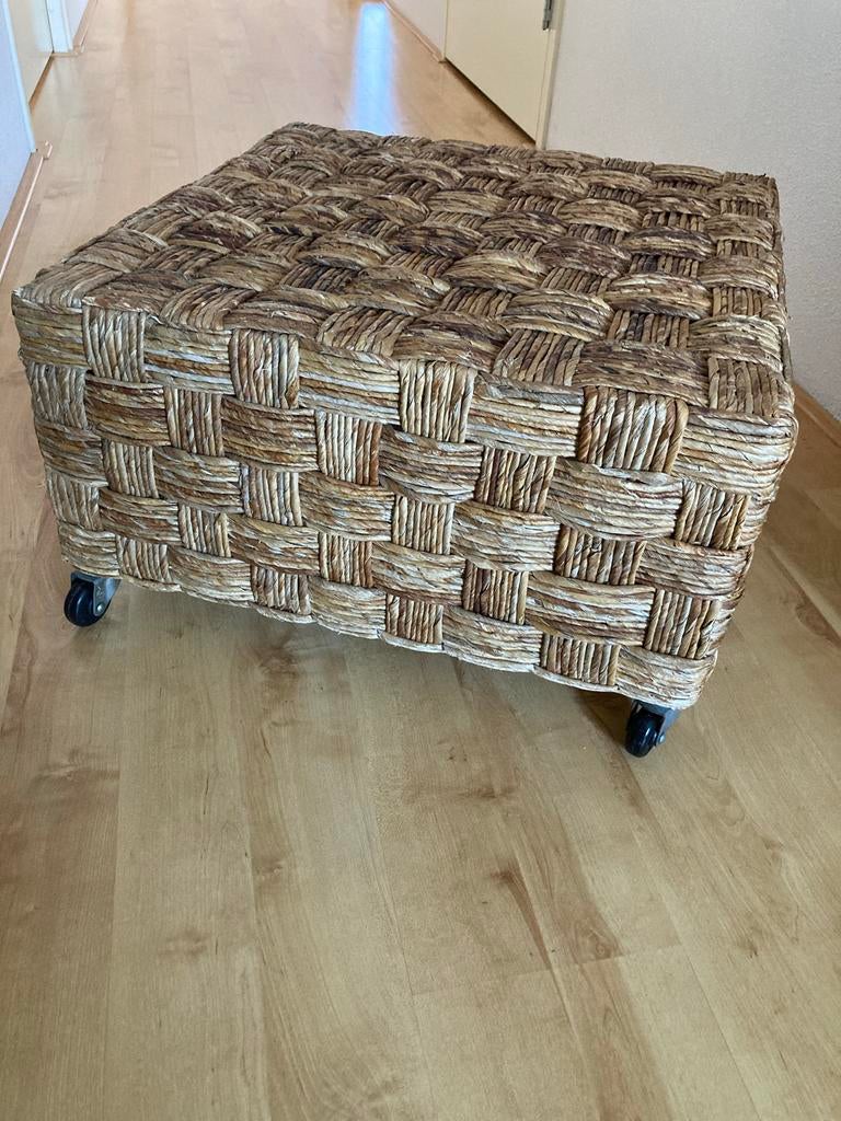 Gevlochten rieten poef/voetenbank op wieltjes, Huis en Inrichting, Banken | Voetenbanken en Poefen, Riet of Rotan, Ophalen of Verzenden