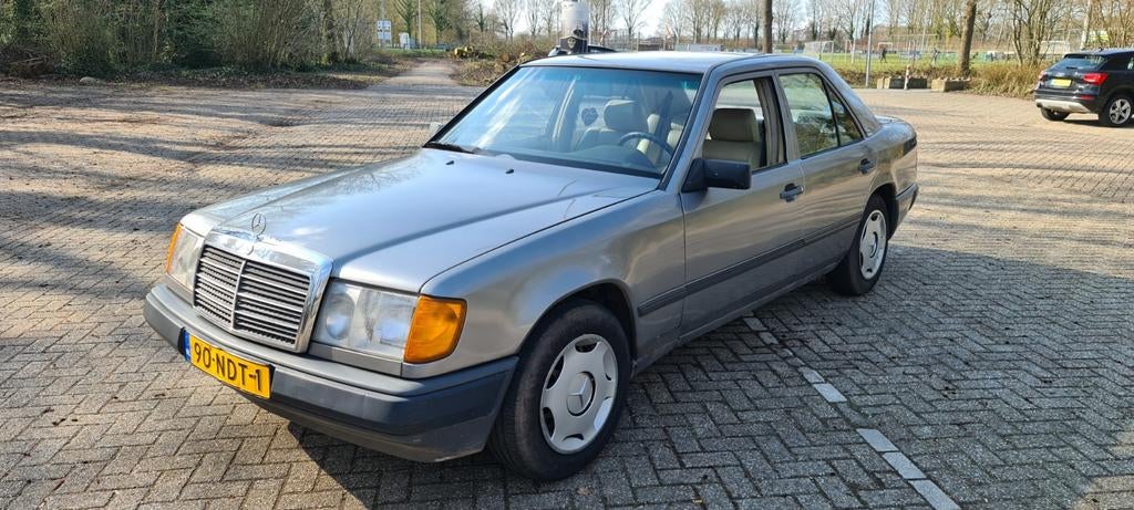 Mercedes w124 250D 1985 Belastingvrij, 2500 cc, Achterwielaandrijving, Beige, Open dak