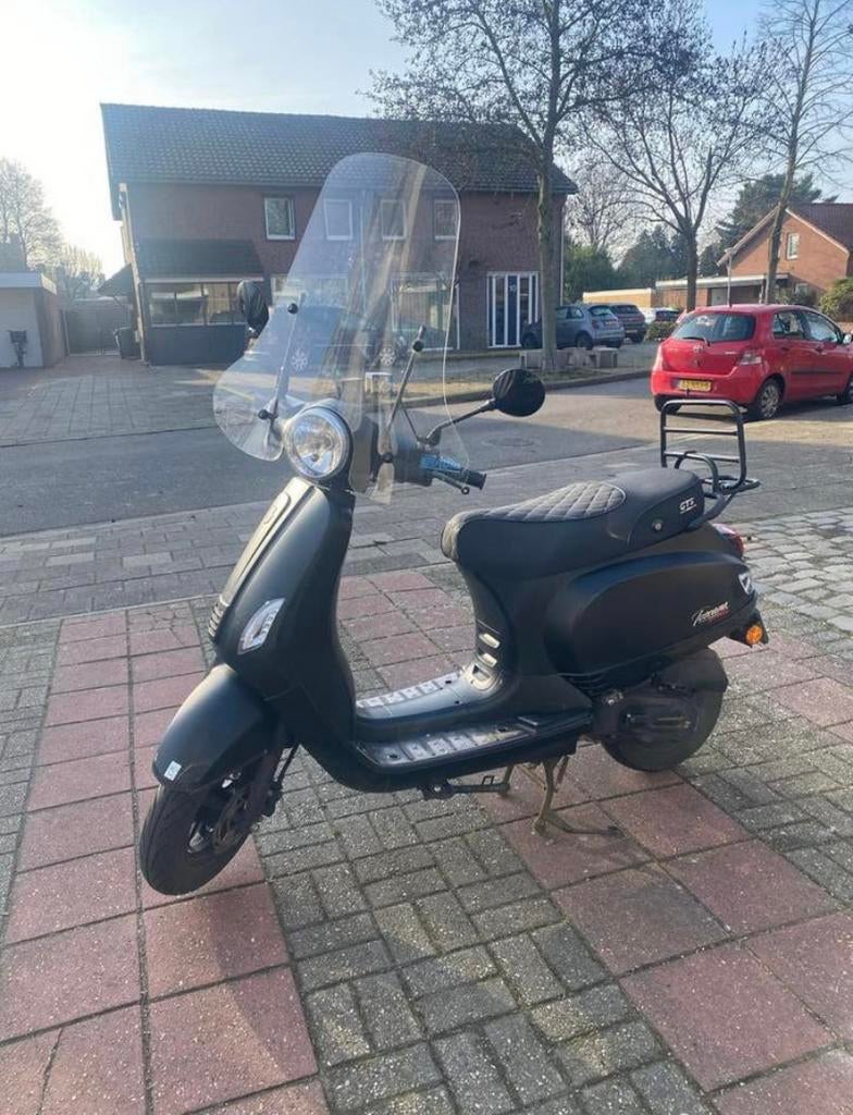 Zwarte GTS Toscana Dynamic Scooter 2021 - loopt 50km/u, Ophalen, Zo goed als nieuw, Benzine, Overige merken