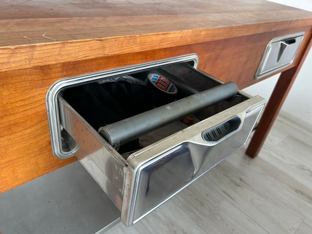 Robuuste houten koffietafel met metalen details, Ophalen, Gebruikt, 50 tot 100 cm, 150 tot 200 cm