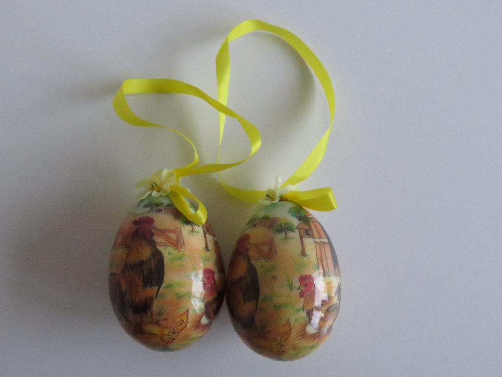 2 paaseieren voor de paasboom met hanen en hond - geel lusje, Ophalen of Verzenden, Zo goed als nieuw