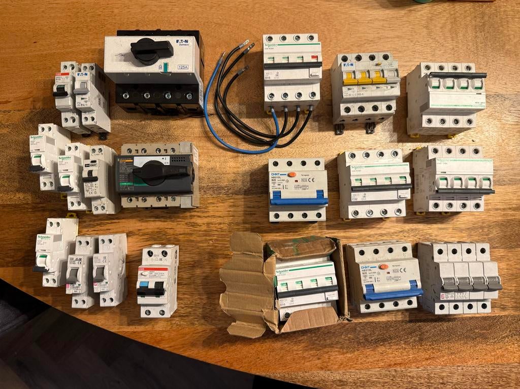 Partij aardlekautomaten, hoofdschakelaars onderdelen elektra, Ophalen of Verzenden, Overige typen