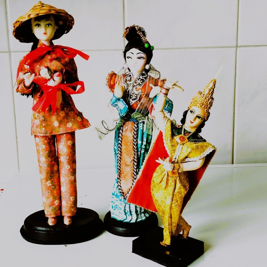 3 Dolls op houten voetstuk, Verzamelen, Ophalen of Verzenden, Zo goed als nieuw, Pop