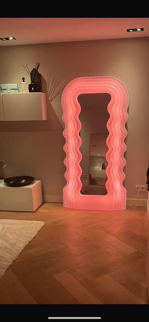 Tweedehands spiegel roze led licht, Huis en Inrichting, Woonaccessoires | Spiegels, Ophalen, Zo goed als nieuw, Rechthoekig, 150 tot 200 cm