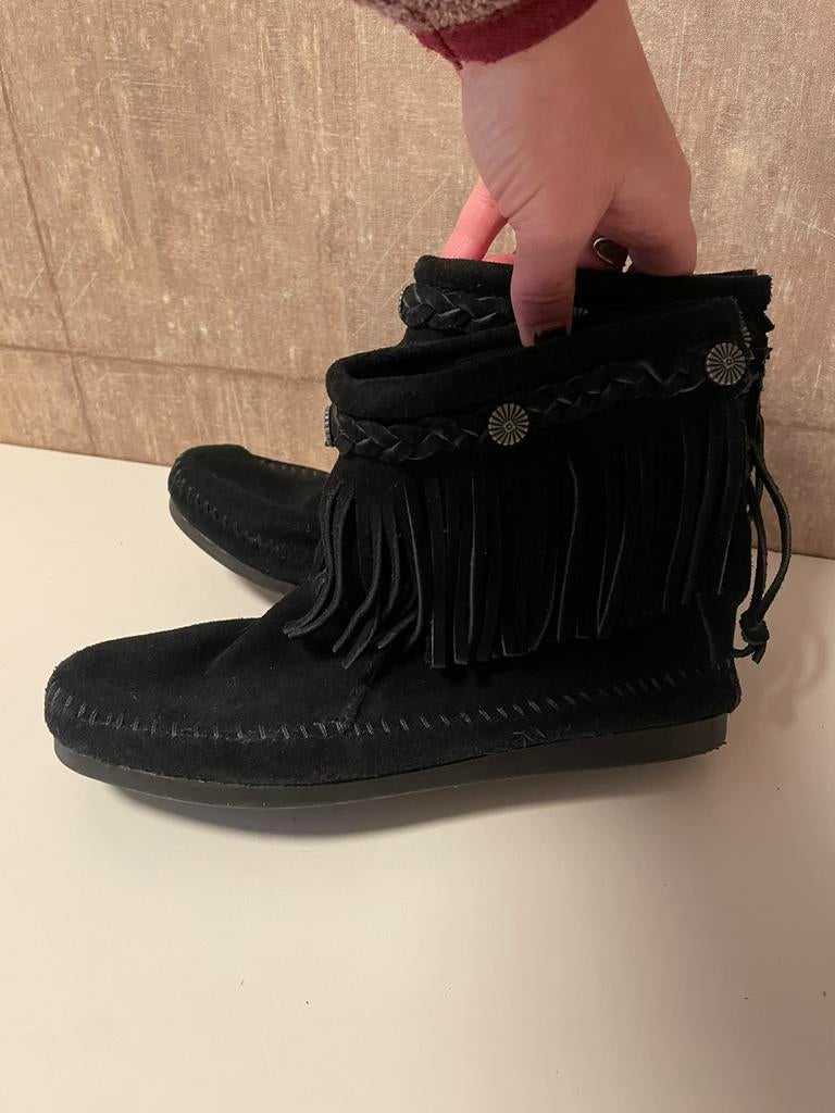 Zwarte minnetonka dames schoenen, Ophalen of Verzenden, Zo goed als nieuw, Zwart, Sneakers of Gympen