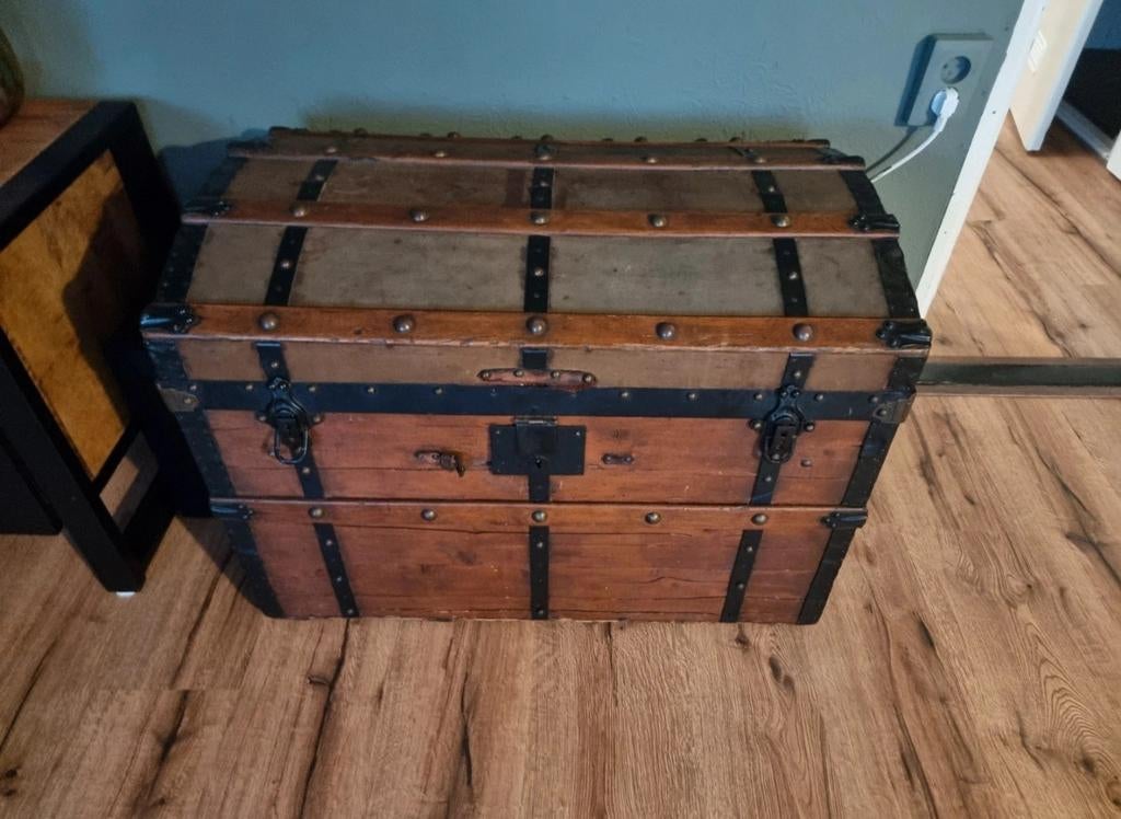 Antieke Houten Kist met Metalen Beslag, Overige houtsoorten, Gebruikt, 100 tot 150 cm, 50 tot 75 cm