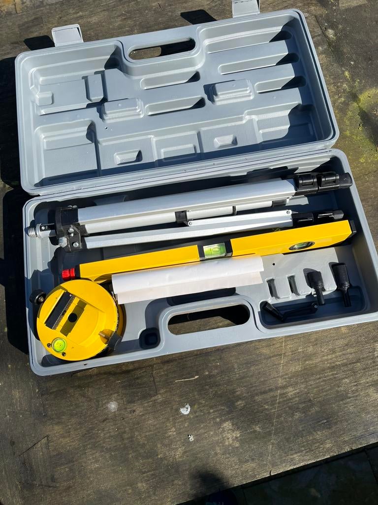 Laser waterpas met statief in koffer, Ophalen of Verzenden, Zo goed als nieuw, Afstand