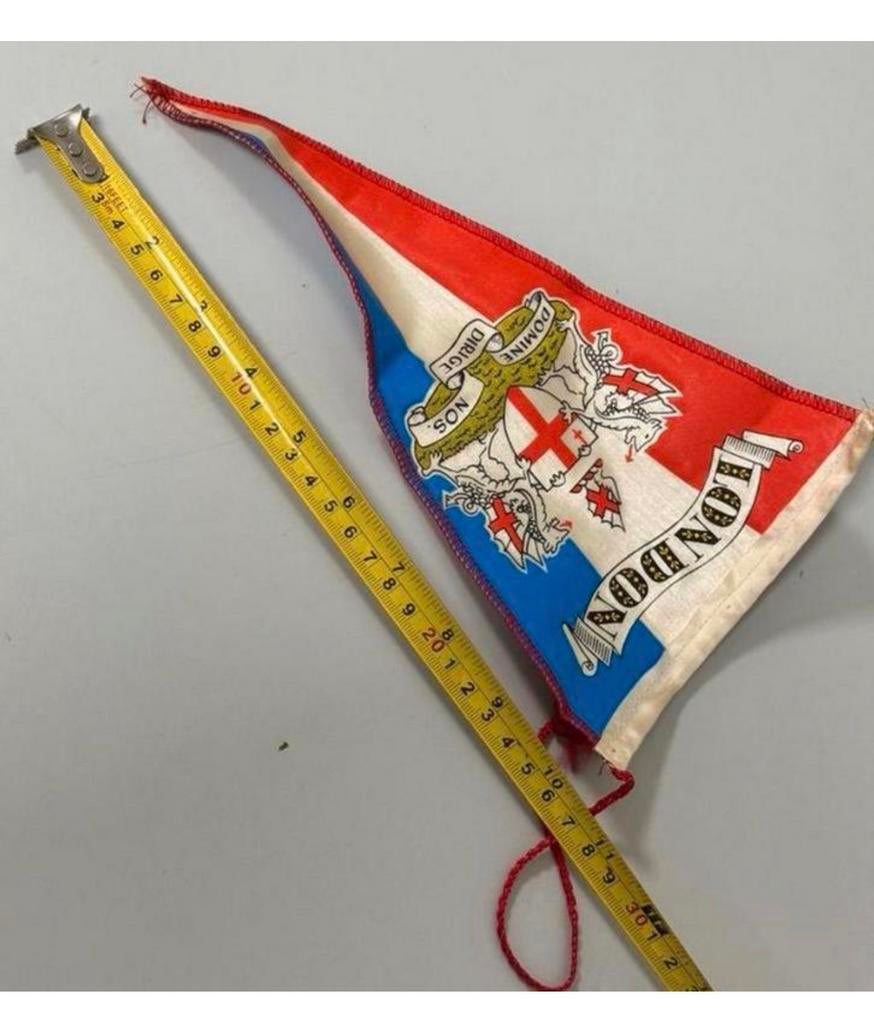 Wimpel vaandel Madame Tussauds wassenbeeldenmuseum London, Ophalen of Verzenden, Zo goed als nieuw, H, H