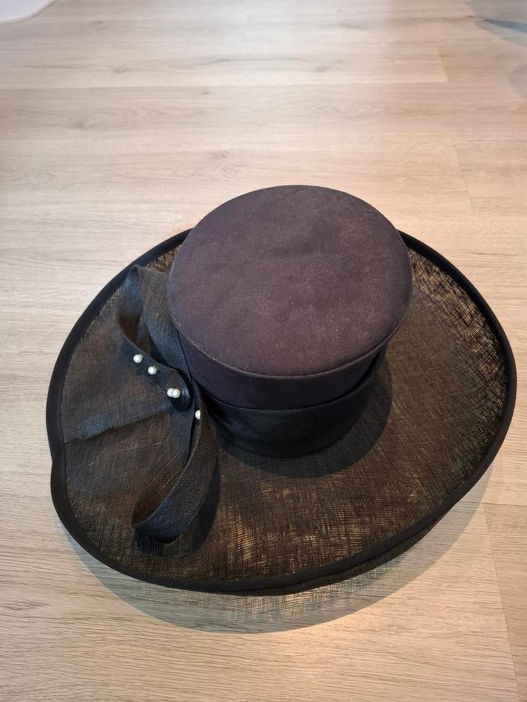 Elegante Zwarte Grote Hoed met Parels, Hoed, One size fits all, Ophalen of Verzenden, Onbekend