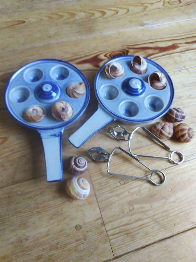 Twee escargot / slakken schaaltjes met slakkenklemmen + huis, Ophalen of Verzenden, Gebruikt