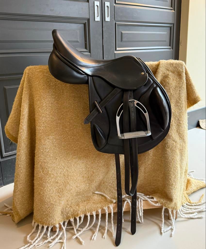 Prijs verlaagd - Tribal monoflap springzadel 17,5” MN, Dieren en Toebehoren, Ophalen, Zo goed als nieuw, Springen