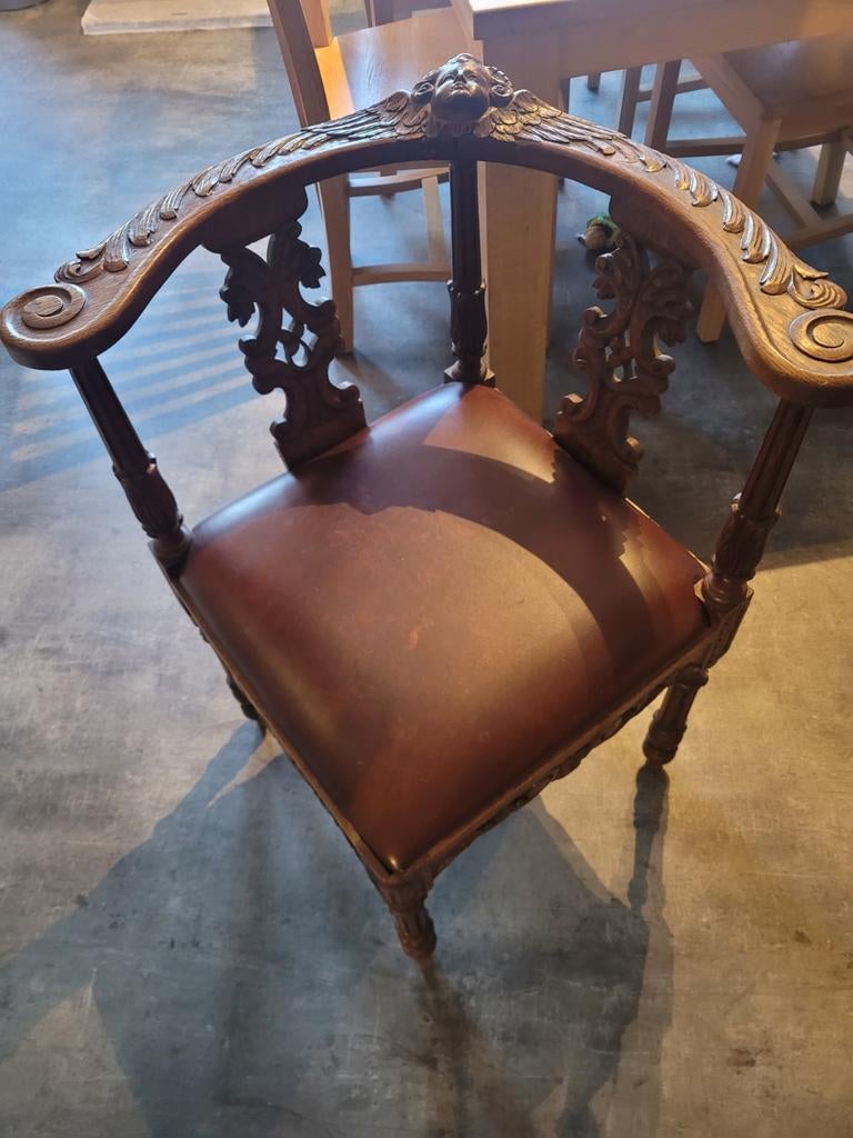 Antieke hoekstoel met houtsnijwerk en leren zitting, Antiek en Kunst, Antiek | Meubels | Stoelen en Banken, Ophalen