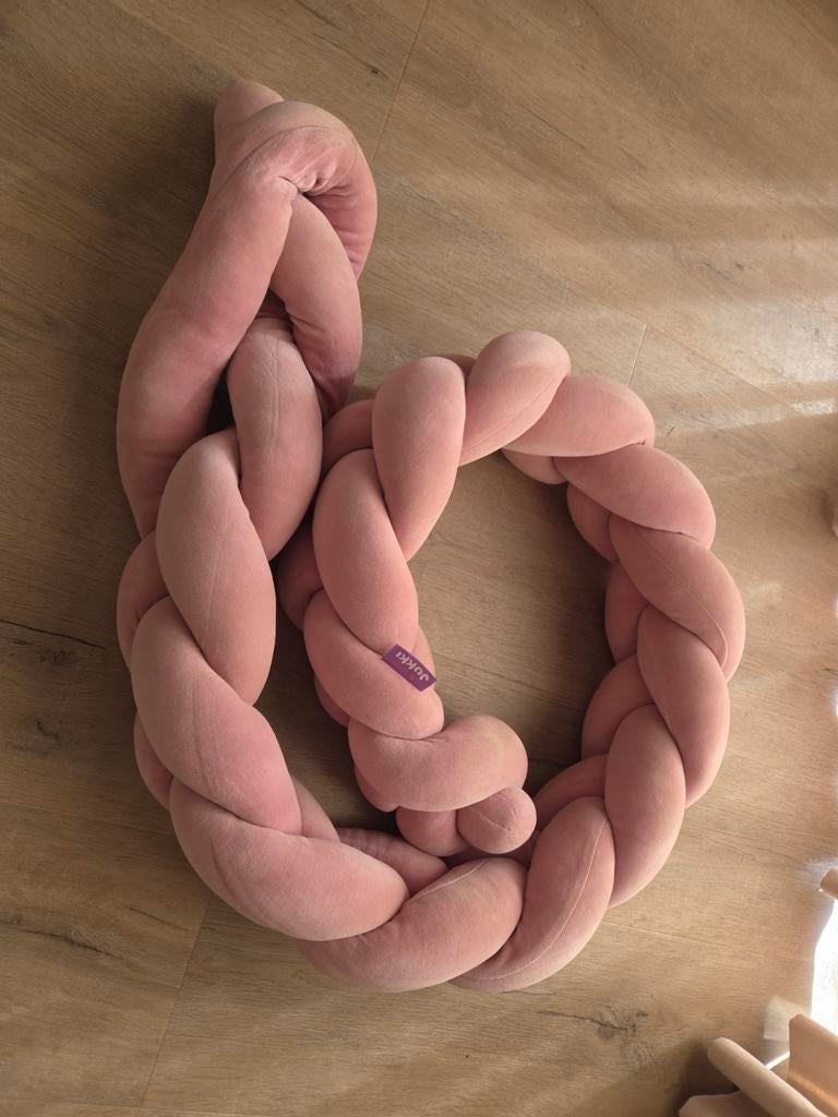 Jukki Roze Gevlochten Stootrand voor Ledikant/Kinderbed, Kinderen en Baby's, Babywiegjes en Ledikanten, Ophalen of Verzenden, Gebruikt