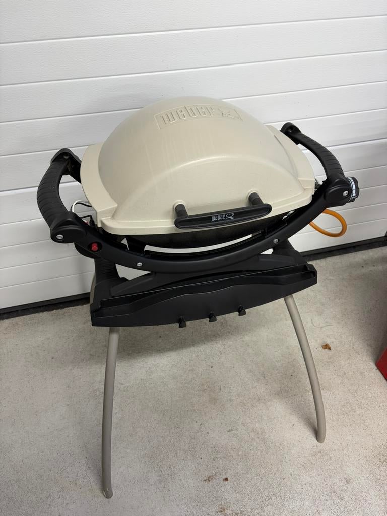 Weber Q100 met onderstel, Tuin en Terras, Ophalen, Gebruikt