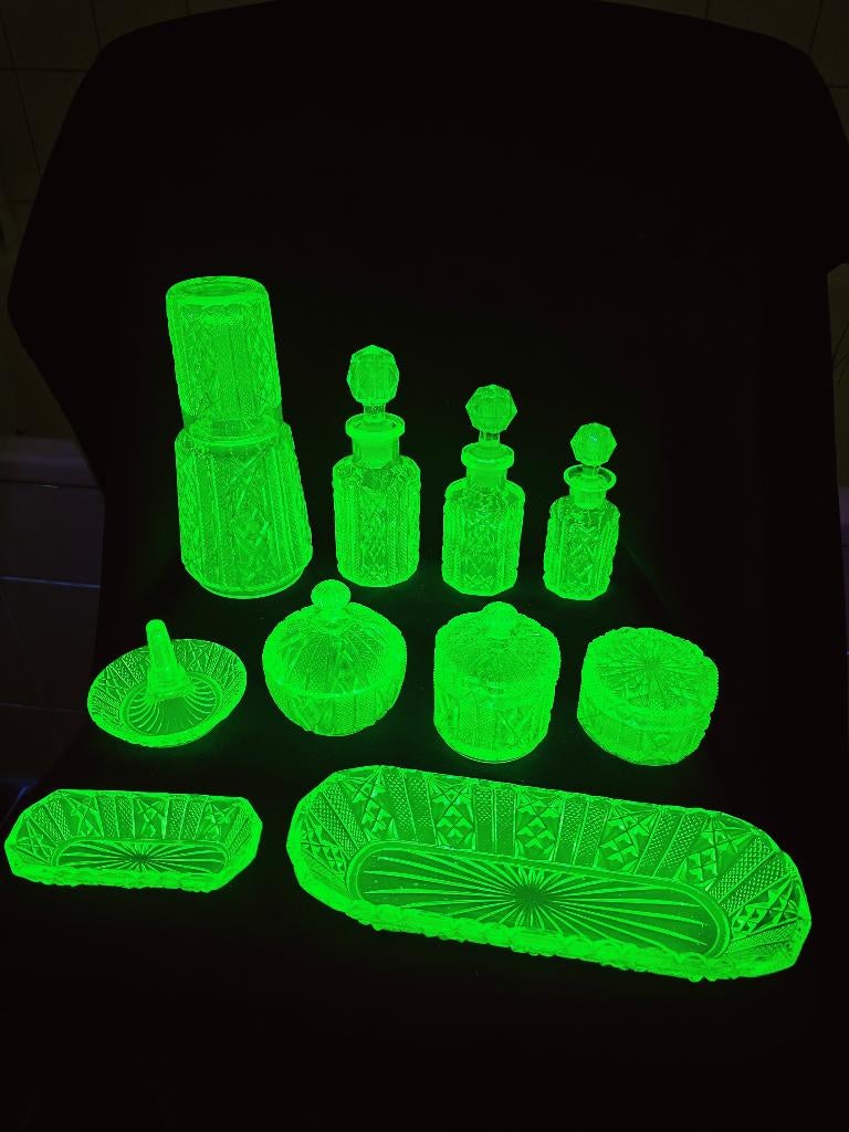 Uranium glas kaptafel set, Antiek en Kunst, Antiek | Glas en Kristal, Ophalen of Verzenden