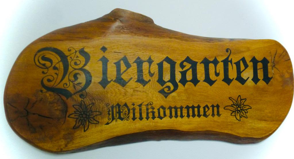 Groot handgeschilderd houten bord / Biergarten Wilkommen, Eigen ontwerp, Hout, Zo goed als nieuw, Reclamebord
