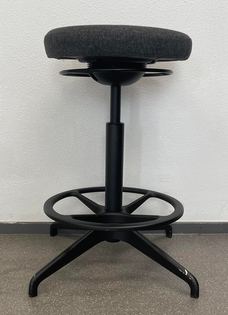 12 x Ikea Lidkullen zit/sta kruk donkergrijs, Huis en Inrichting, Bureaustoelen, Ophalen, Zo goed als nieuw, Grijs, Bureaukruk