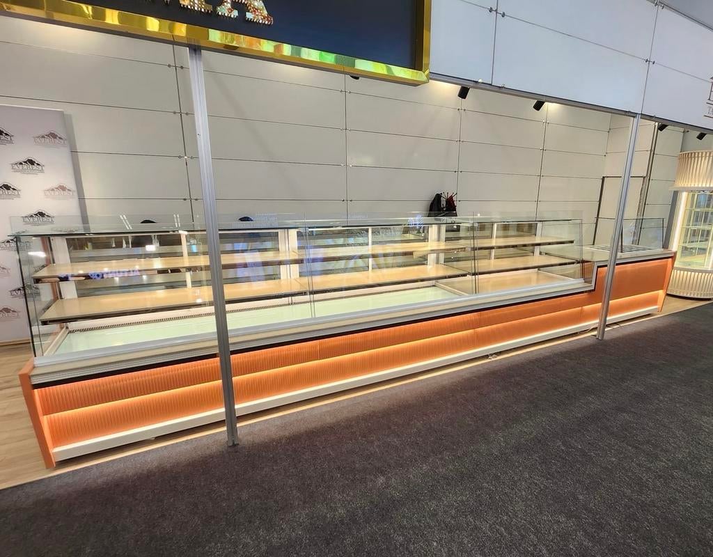 Bakkerij Toonbank 6.5m | Koelvitrine + Saladebar | Showroom, Maatwerk, 3044AS, Koelen en Vriezen, Ophalen of Verzenden