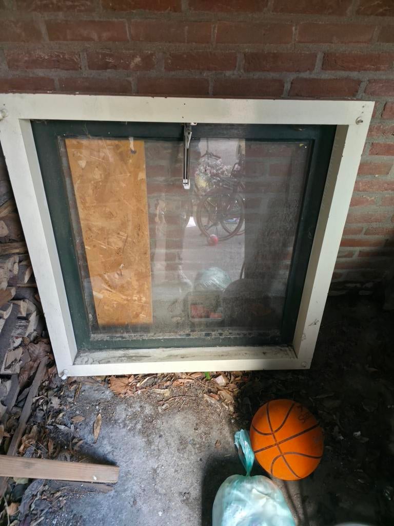 Hardhouten kozijn met enkelglas - 100x100 cm, Doe-het-zelf en Verbouw, Kozijnen en Schuifpuien, 75 tot 150 cm, Gebruikt, Raamkozijn