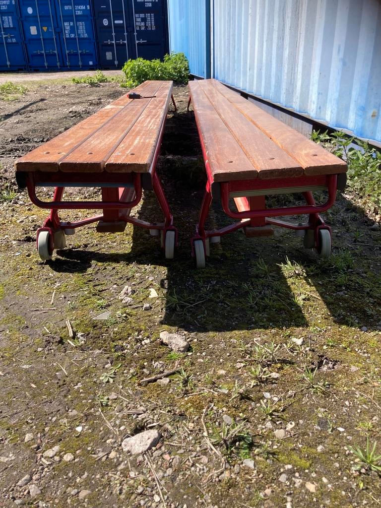 Twee vintage gymbanken, Ophalen