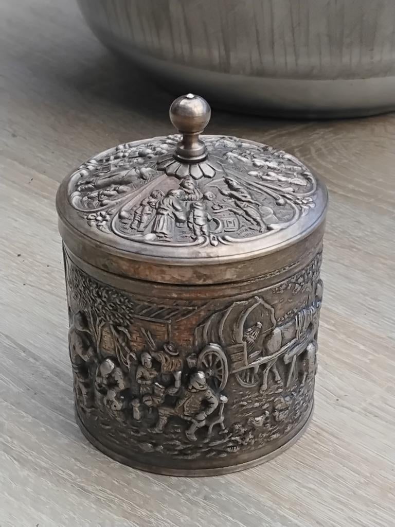 Antieke tinnen doos met reliëfdecoratie, Ophalen