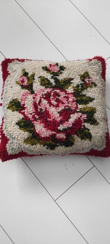 Vintage geknoopt wollen kussen rood roze groen wit, Ophalen of Verzenden, Gebruikt, Roze, Vierkant