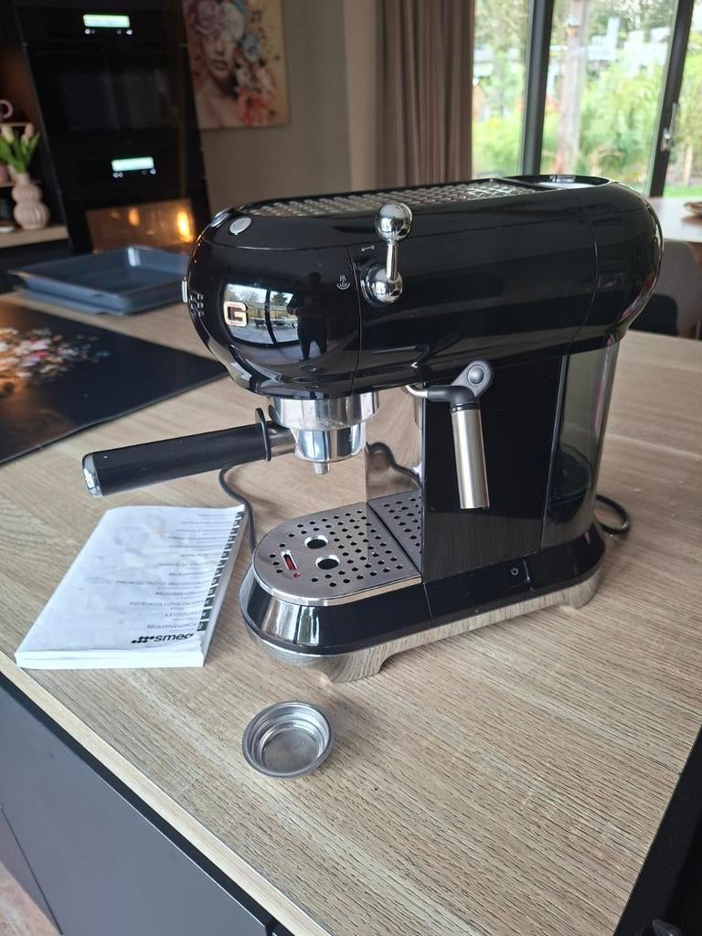 Smeg Espresso Apparaat met Stoompijpje - Zwart, Espresso apparaat, Gemalen koffie, Zo goed als nieuw, Ophalen
