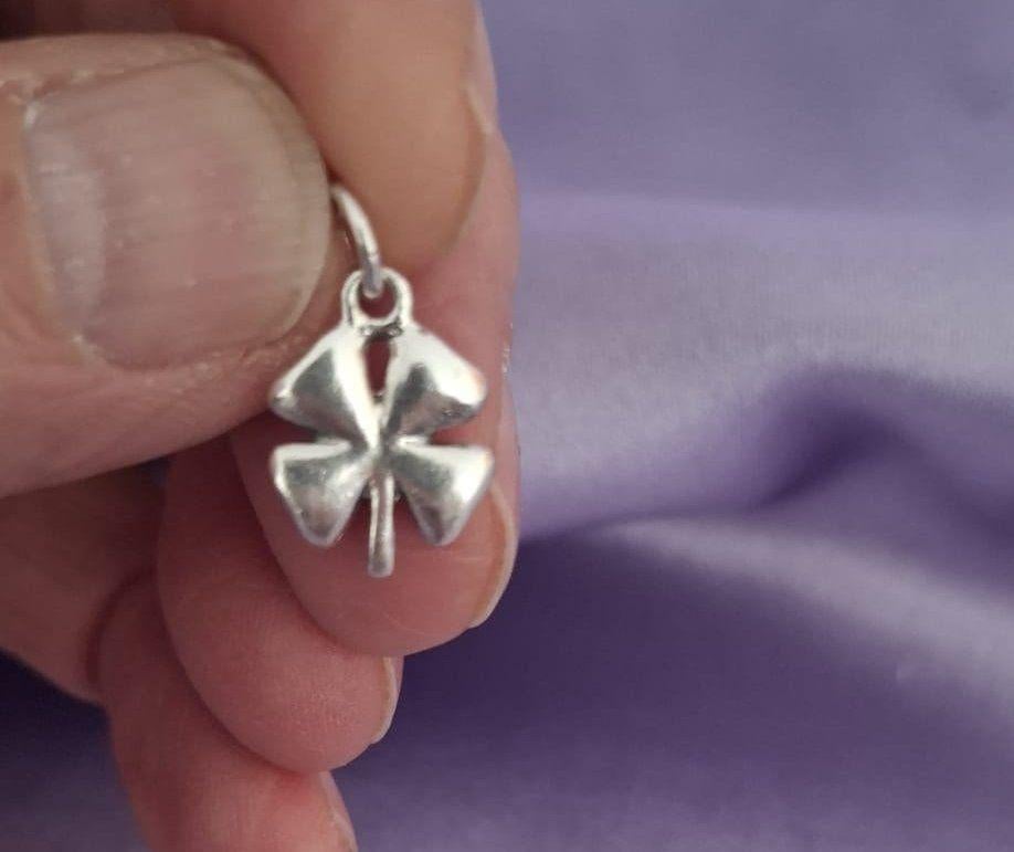 Zilveren klavertje vier kettinghanger, Verzenden, Nieuw, Bloem of Plant, Zilver