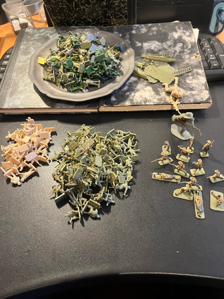 Grote partij plastic soldaatjes en figuren, Ophalen of Verzenden, Gebruikt, 1:35 tot 1:50, Figuur of Figuren