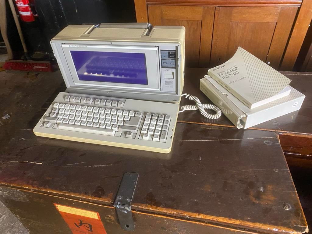 Sharp PC-7100 met boeken en disk 1985, Ophalen