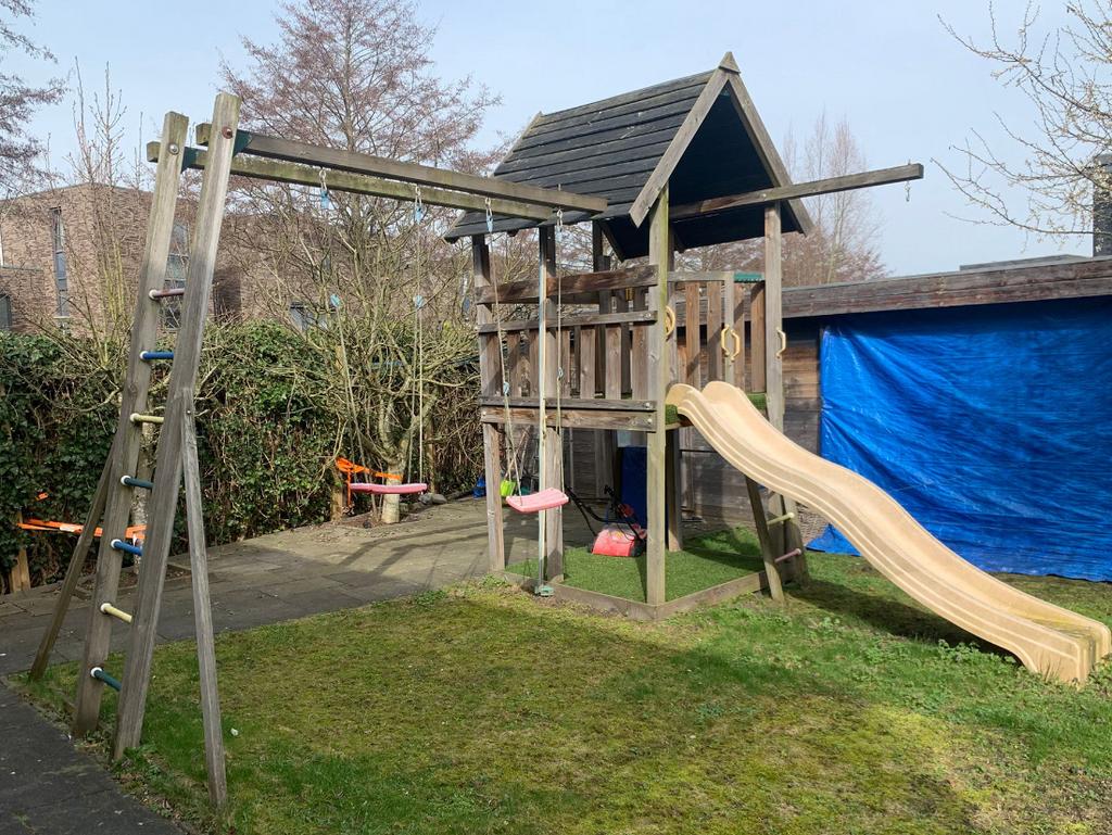 Speeltoestel met schommels, klimwand, glijbaan en speeltorem, Ophalen, Gebruikt