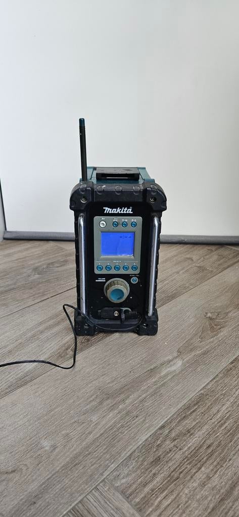 Makita BMR100 bouwradio met netsnoer, Ophalen